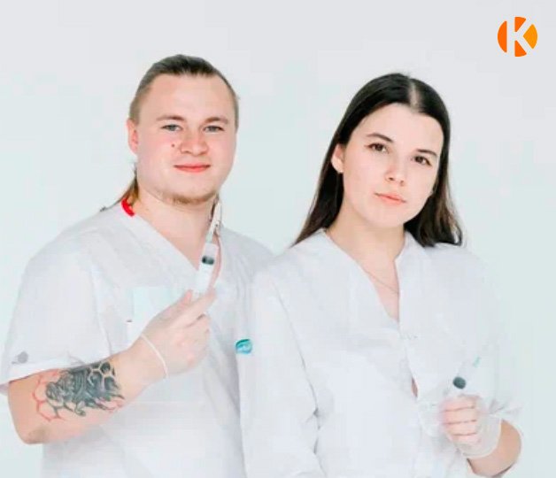 Два врача со шприцами в руках